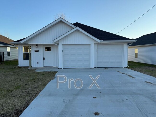 Building Photo - 121 W Lewis St