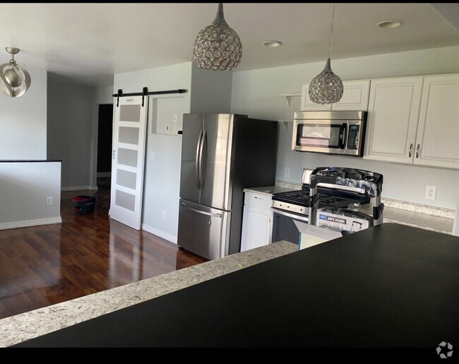 Building Photo - Newly renovated 5 Bedroom! Rental