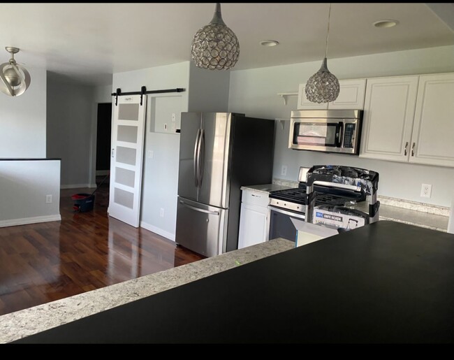 Building Photo - Newly renovated 5 Bedroom! Rental