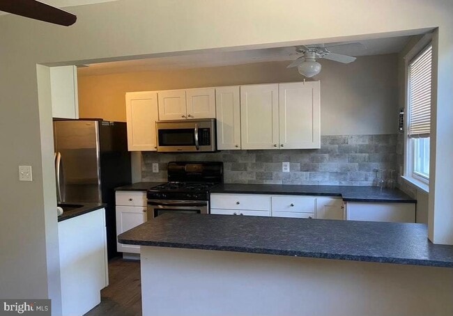 Building Photo - 825 E 16th St Rental