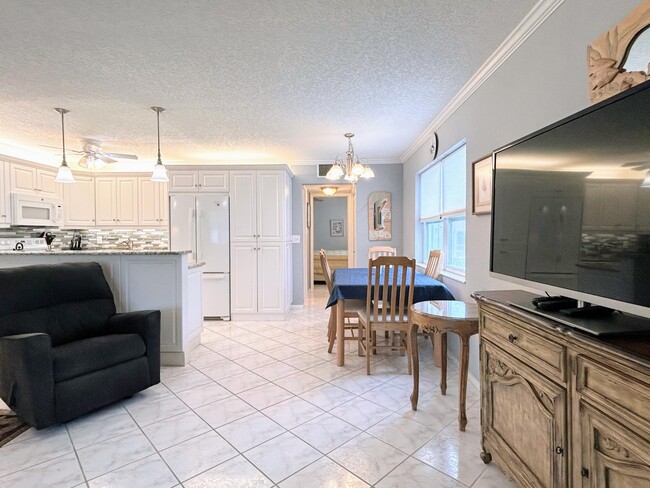 Photo - 200 Horizon W Unit 208