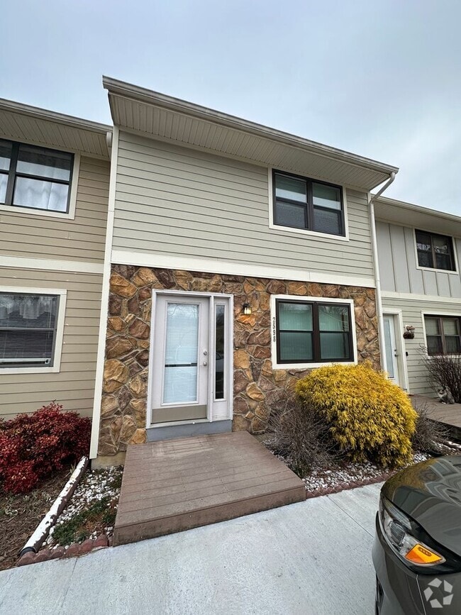 Building Photo - Convenient Townhome Close to I81