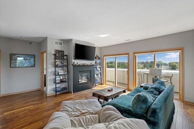 Photo - 3000 Raleigh Ave