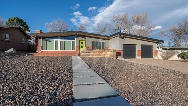 Building Photo - Modernized Mid Century Home Near Broadmoor