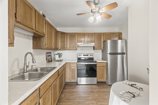 Kitchen with stainless steel appliances - 6615 Lake Shore Dr S Unit 515