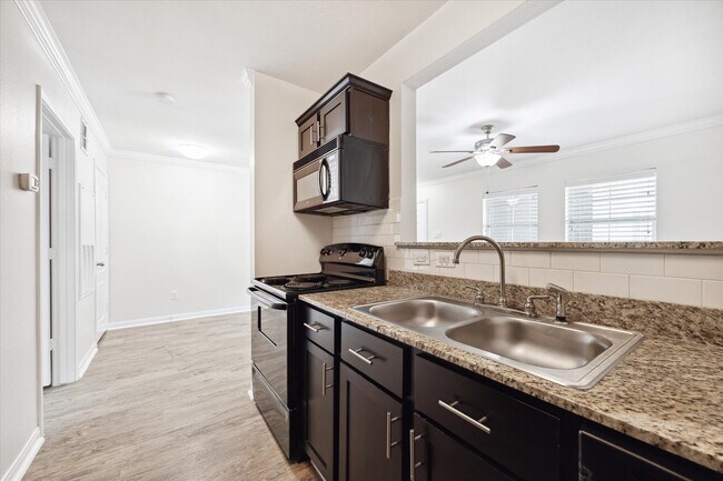 Photo - 427 W 16th St Unit 5