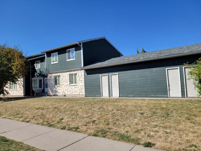 Photo - 4 Bedroom, 2.5 Bathroom Townhouse, Close t...