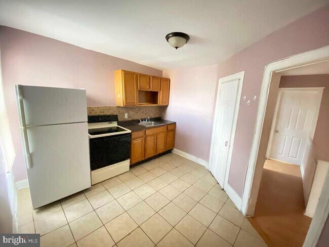 Photo - 1833 W Rockland St