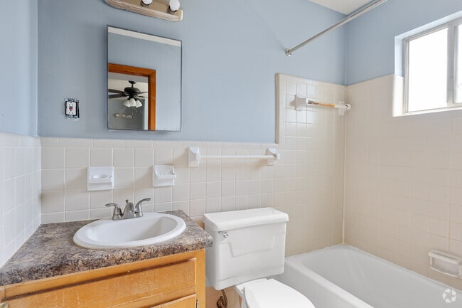 1BR, 1BA - 750SF - Bathroom