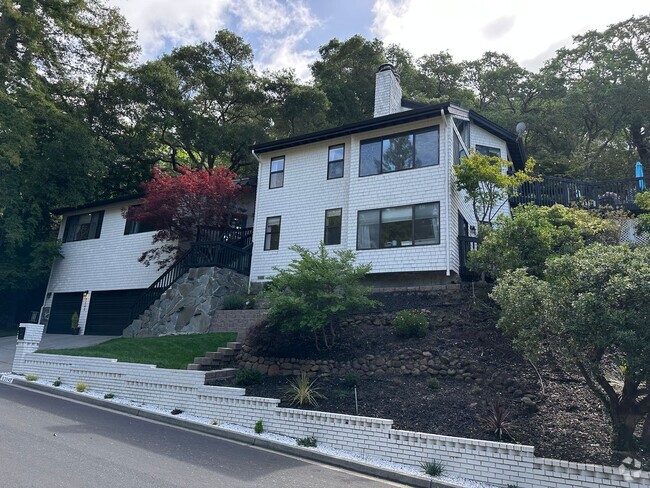Building Photo - Round Hill Country Club 4 Bed 3 Bath Rental