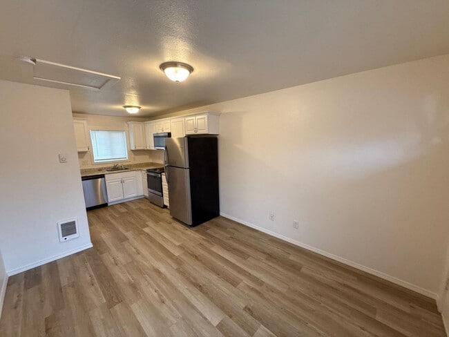 Photo - 3357 Portland Rd NE Unit 5