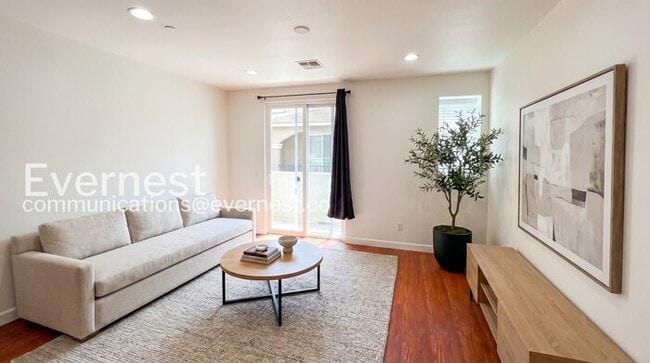 Photo - 3 Bed/3 Bath Townhome with Garage / Vouchers Accepted / Available Now!