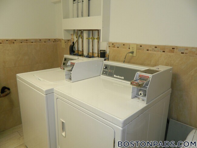 Building Photo - 524 Putnam Ave