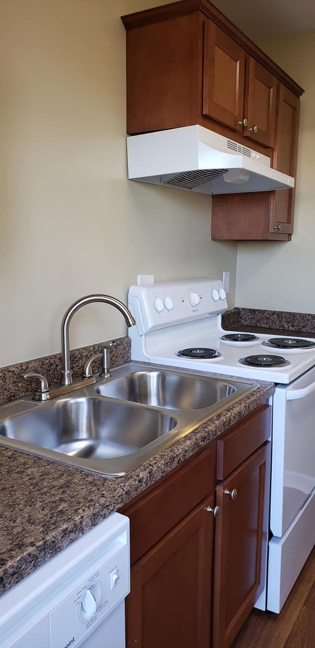Deluxe Kitchen I - Foxwood Apartment Townhomes