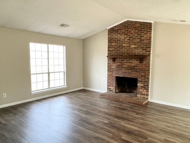 Photo - 1019 Brenham Ln