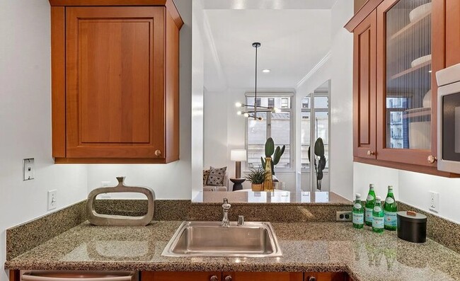 Building Photo - 201 Sansome St Unit 201