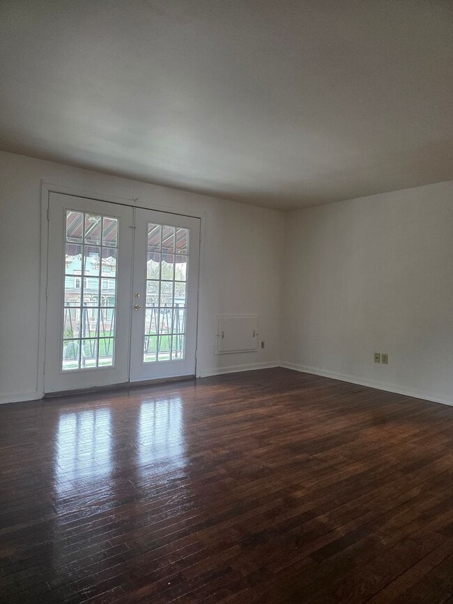 Building Photo - 2-bedroom upper Unit CA511F