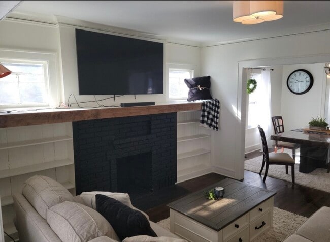 Living room - 556 Lincoln St