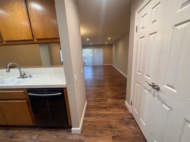 Photo - Spacious 2 Bed / 2 Bath Long Beach Condo Near Traffic Circle, CSULB & Belmont Heights