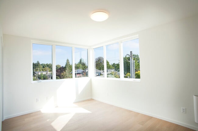 Photo - 5735 North Albina Avenue