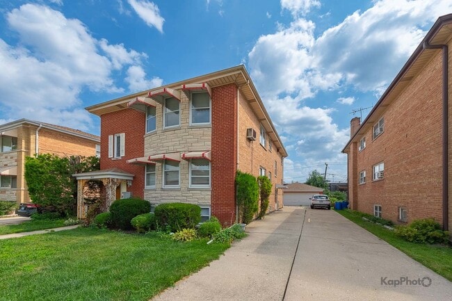 Building Photo - 8417 W Berwyn Ave Unit 2