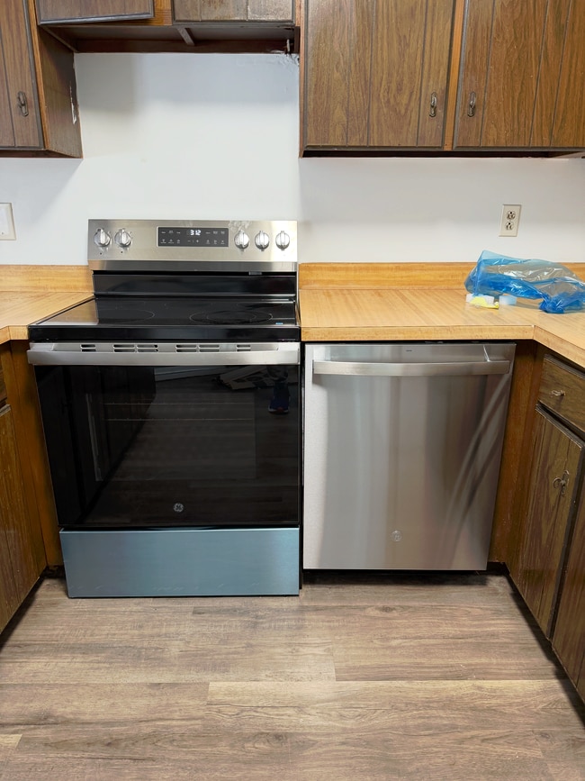 Kitchen stainless steel range and dishwasher - 845 Brian Dr