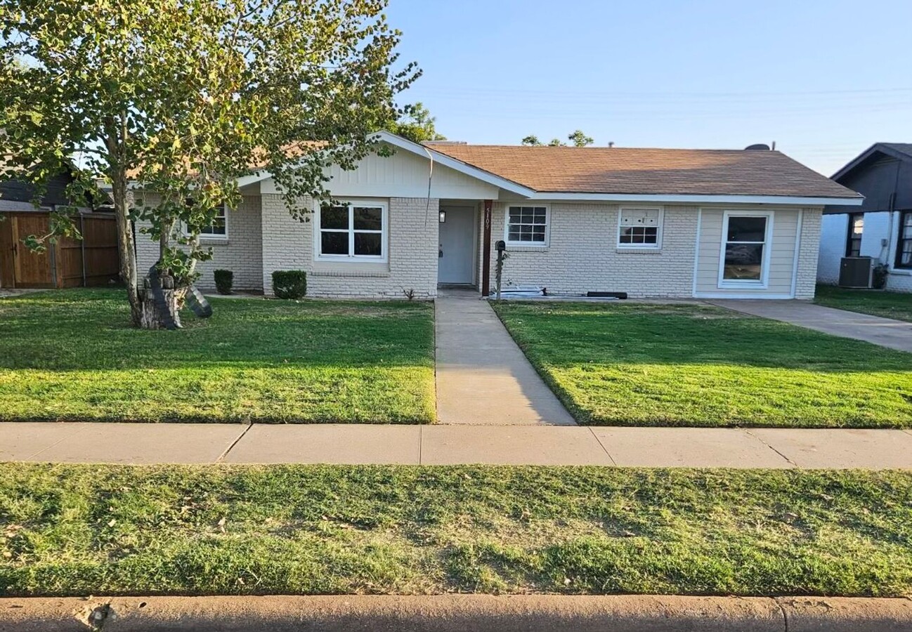 Spacious, 100% remodeled 5 Bed, 2 Bath Hom... - Spacious, 100% remodeled 5 Bed, 2 Bath Hom... House