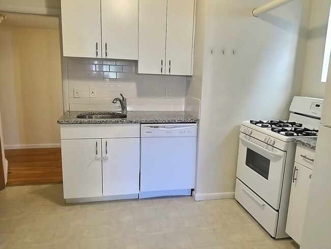 Building Photo - 223 Saint Paul St Unit B Rental