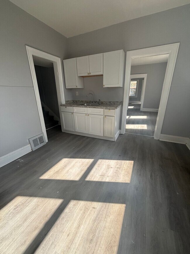 Photo - 4bd Single Newburgh Sec 8/Cash Pay