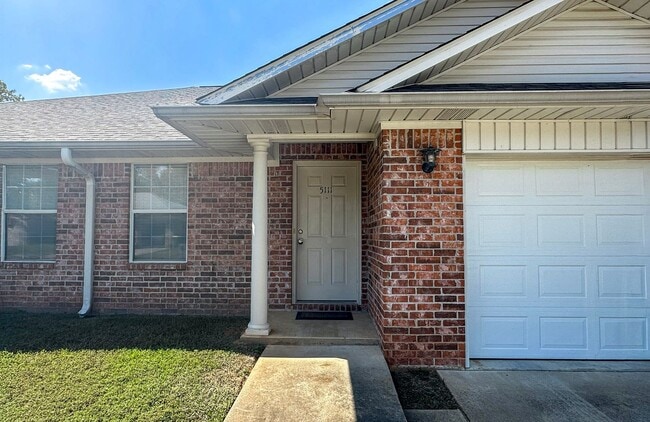 Building Photo - Galloping Way Triplex Unit 5111