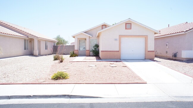 Building Photo - SINGLE STORY HOME WITH 2 BEDROOMS!