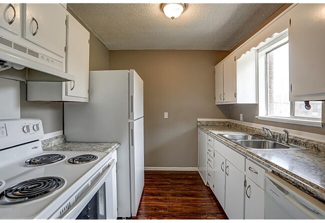 Photo - 2809 Academy Dr NW