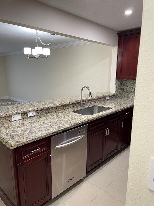 Photo - 5911 NE 14th Ln Unidad 205S