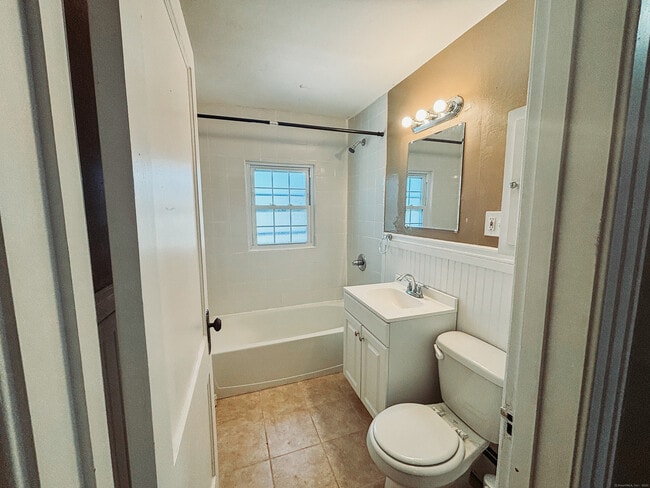 Photo - 62 Quaker Ln S