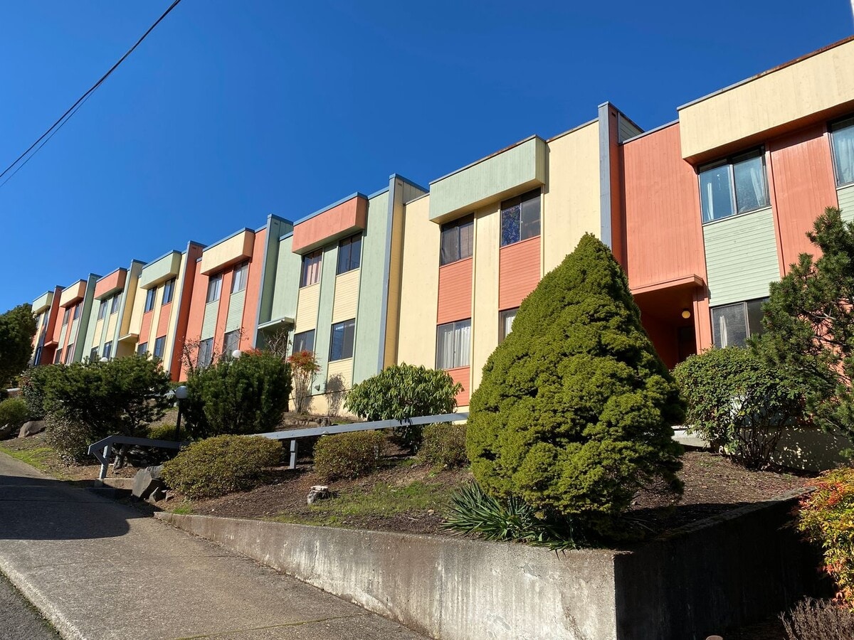 Illahee South Apartments - Illahee South Apartments