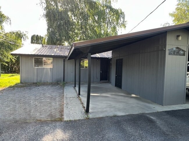 Building Photo - Spacious 2 bed, 1 bath duplex with air con... Rental