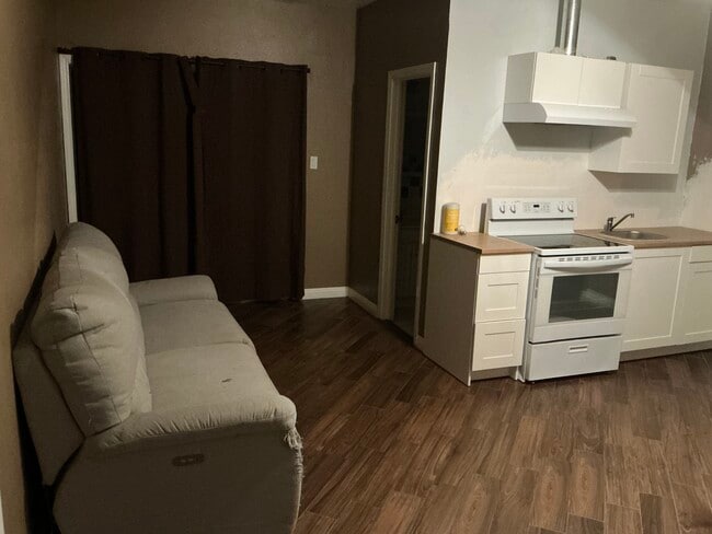 Photo - 810 Earlham St Unidad Adu