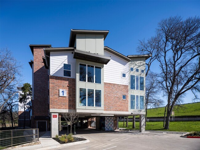 Photo - 1800 S I-35 Frontage Rd