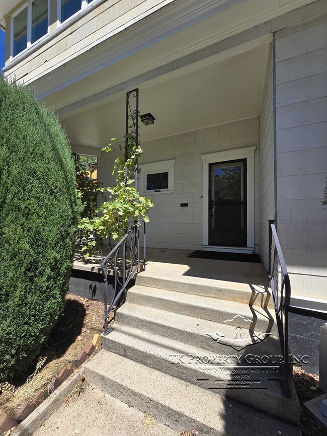 209 N Auburn St