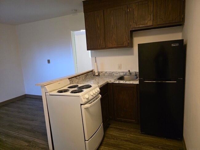 Building Photo - 26 Crandall Hill Rd Unit 23