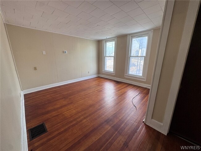 Photo - 10761 Main St