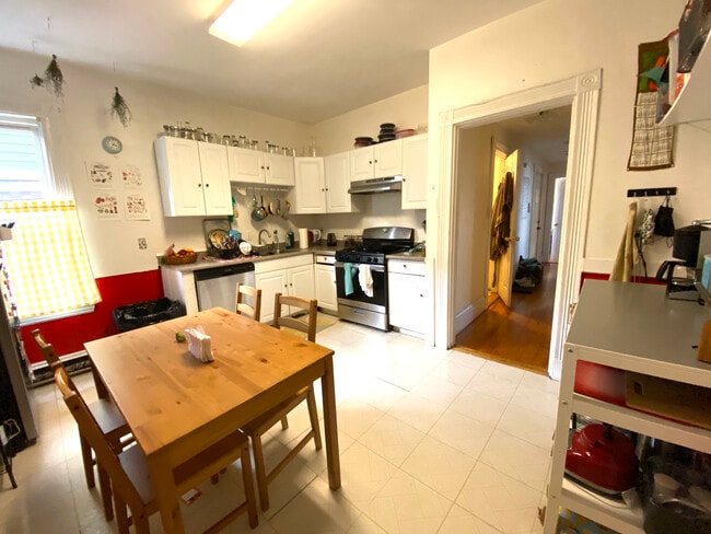 Building Photo - 168 Hillside St Unit 2