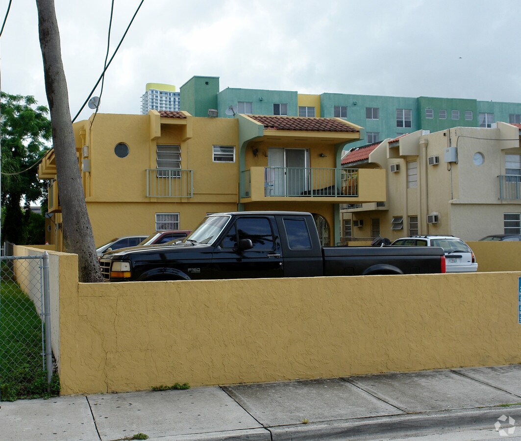 Photo - 239 SW 12th St