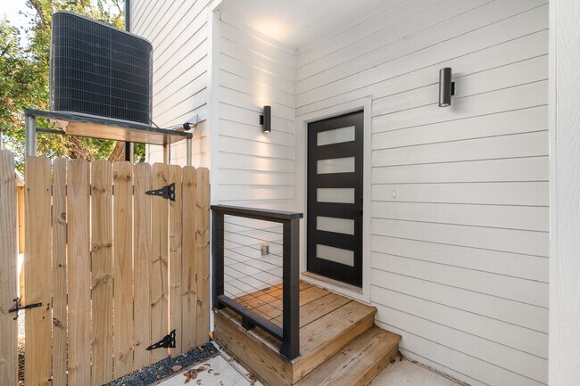 Photo - 868 E 35th St