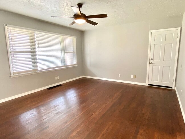 Photo - 3 Bed 1 bath with Huge Backyard!!