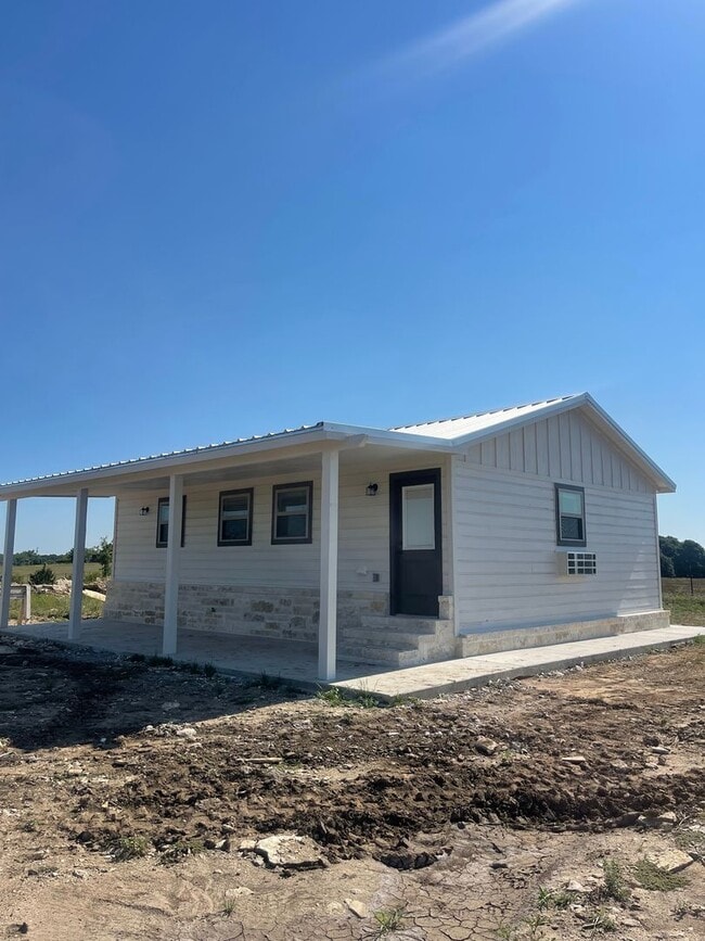 Building Photo - 2 Bedroom Charming House on Acreage