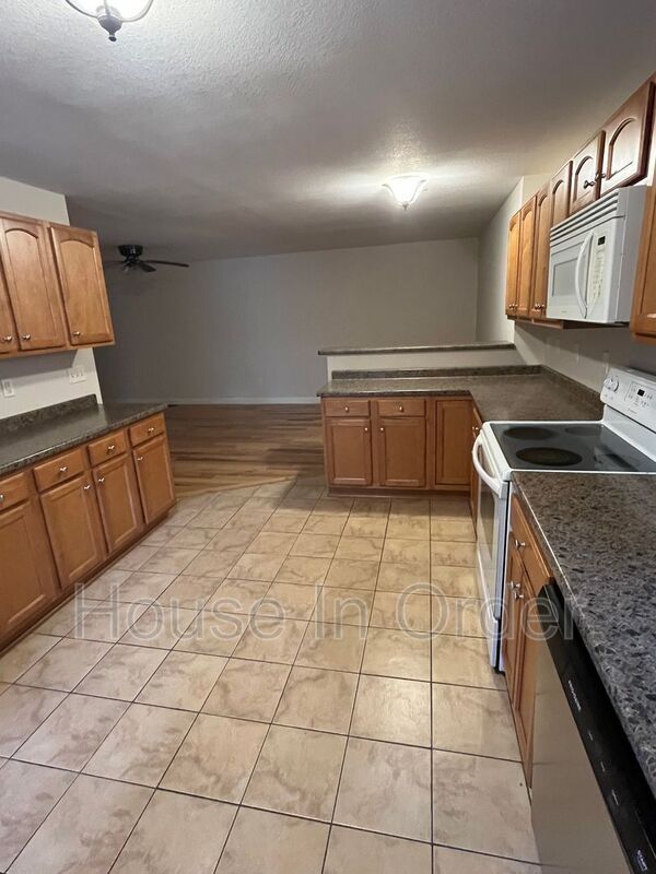 Photo - 15 Howards Row Pl