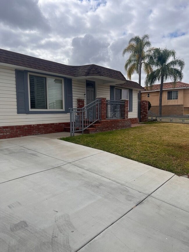 Building Photo - Beautiful 3 Bed / 2 Bath Home with Detached Bonus Space