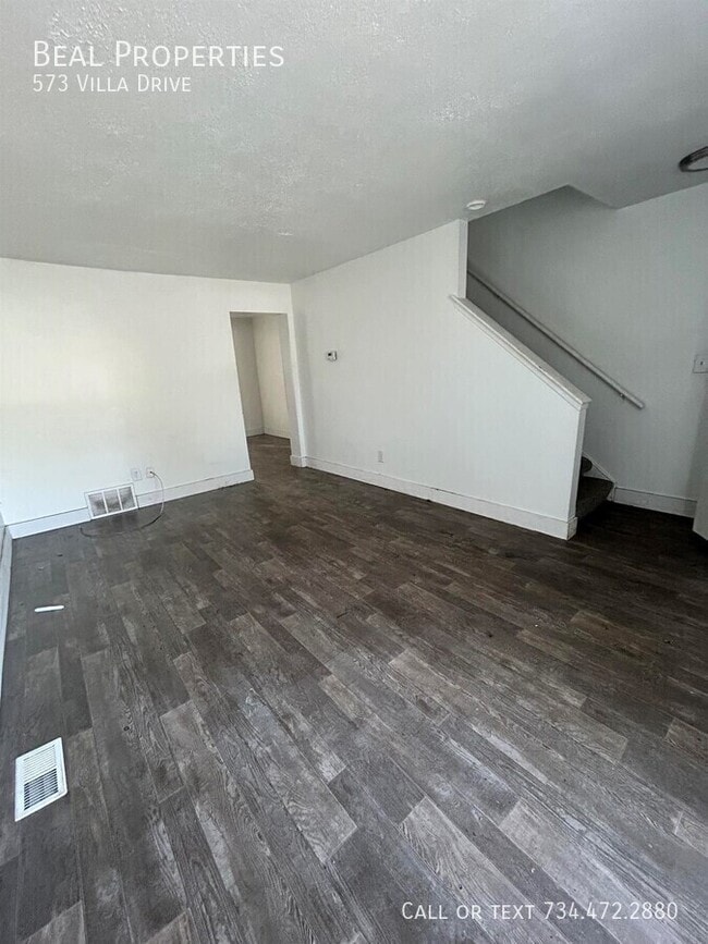 Building Photo - 573 Villa Dr