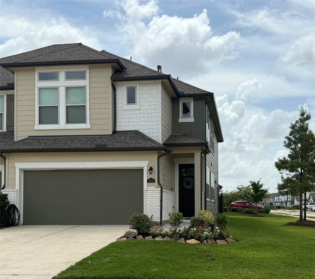 Building Photo - 5504 Hyde Park Dr